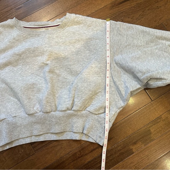 Aritzia TNA grey heathered cropped sweatshirt size medium - Picture 9 of 10